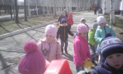 Дружно принесем землюдля клумбы